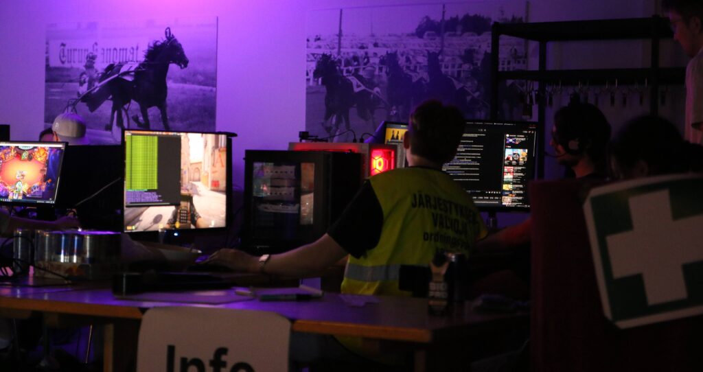 Järjestäjä pelaa CS peliä Overclock 2025